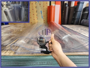 tam nhua deo trong kinh day 3 ly trai lot ban lam viec